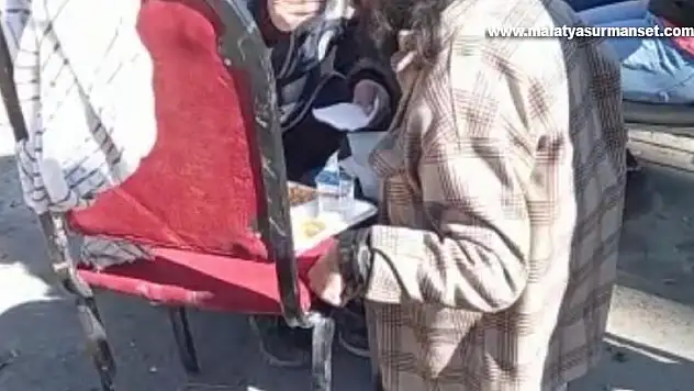 Diyarbakır polisi, engelli vatandaşa elleriyle yemek yedirdi