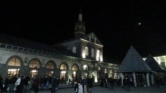 Diyarbakırlılar Regaip Kandili'nde Ulu Camii'ne akın etti
