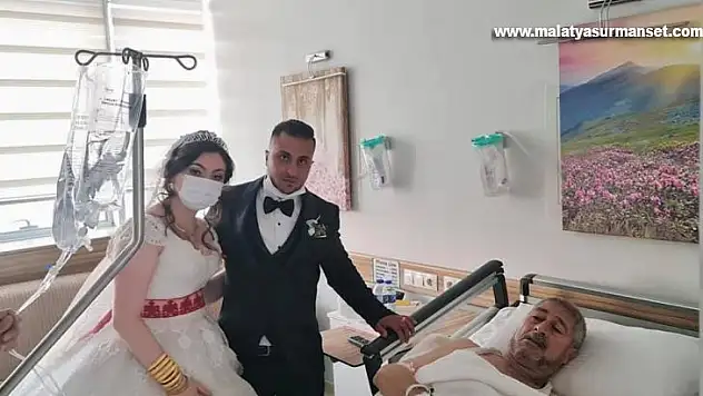 Düğün günü hastalanan babalarını gelinlik ve damatlıkla ziyaret ettiler