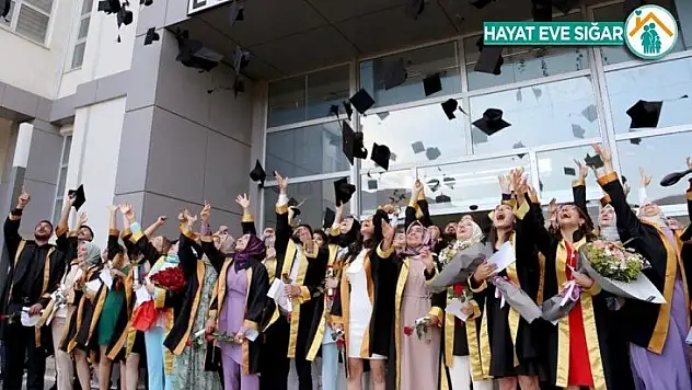 Eczacılık öğrencilerinden mezuniyet mutluluğu