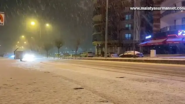 Elazığ'a mevsimin ilk karı yağdı