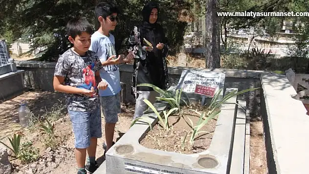 Elazığ'da arefe günü mezarlıklarda ziyaretçi yoğunluğu