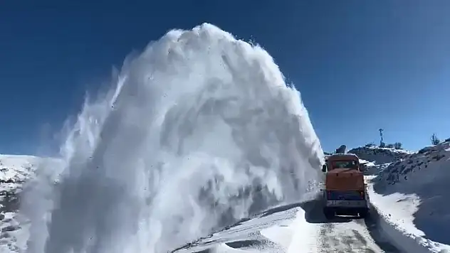 Elazığ'da kapalı köy yollarında çalışmalar sürüyor