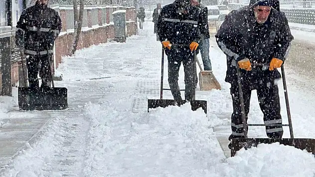 Elazığ'da kar yağışı etkili oldu, belediye ekipleri sahada