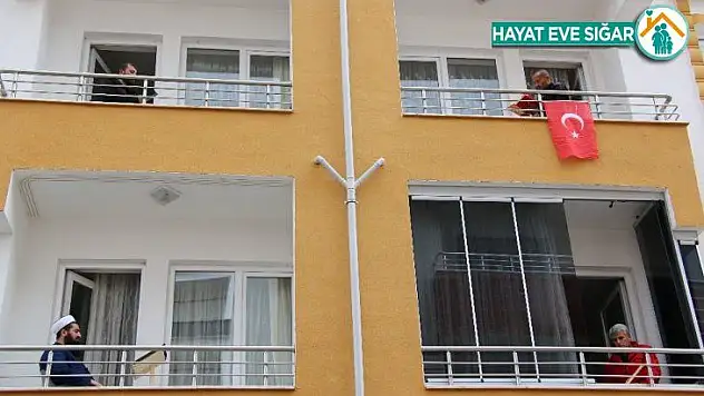 Elazığ'da korona nedeniyle balkonlarda mukabele geleneği