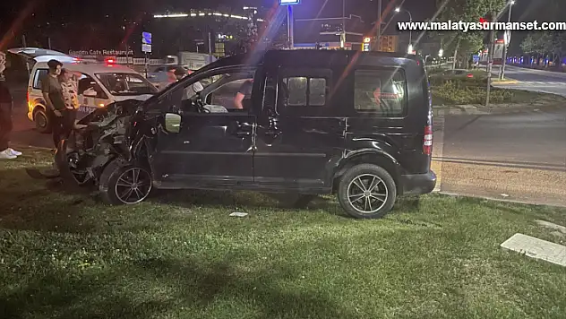 Elazığ'da otomobil ile hafif ticari aracın çarpıştığı kazada hasar oluştu