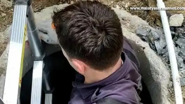 Elazığ'da su kuyusuna düşen yavru kediyi itfaiye kurtardı