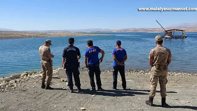 Elazığ'da tekne battı: Tekneyle birlikte suda kaybolan şahsı arama çalışmaları sürüyor