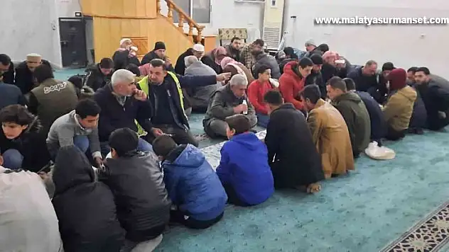 Elbab'taki bin 200 aileye yemek, 650 çocuğa da kıyafet desteği