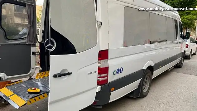 Engelli anne, oğlunun nikah ve düğününe belediyenin asansörlü aracıyla götürüldü