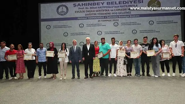 Evlilik okulunda Nihat Hatipoğlu çiftlere evliliğin önemi ile ilgili bilgiler verdi