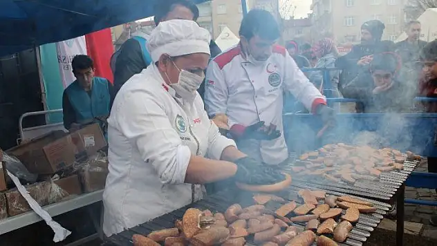 Festival iptal edildi, 1 ton sucuk Elazığ'da depremzedelere ikram edildi