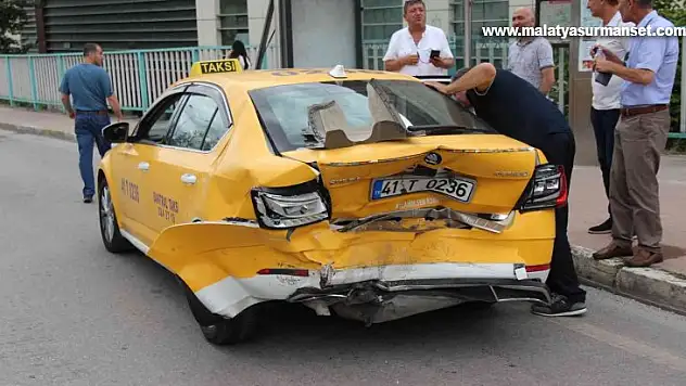Frenleri tutmayan otomobil ticari taksiye çarptı: 3 yaralı