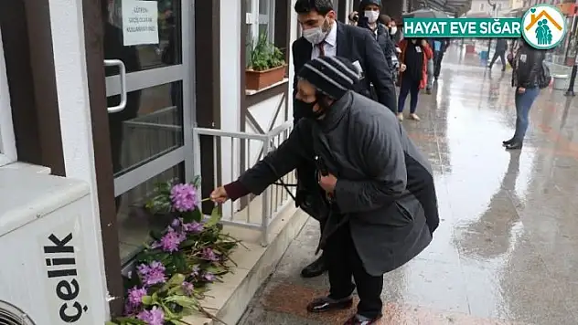 Gamze Pala'nın öldürüldüğü öğretmenevinin kapısına çiçek bırakıldı