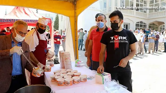 GAÜN'de cuma namazı sonrası aşure dağıtıldı