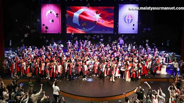 GAÜN İlahiyat Fakültesi'nde mezuniyet sevinci