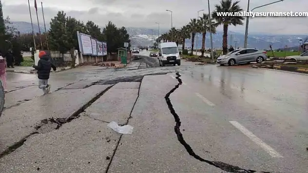 Gaziantep'te deprem sonrası hastanesi bahçesi ve yoldaki asfalt böyle ayrıldı