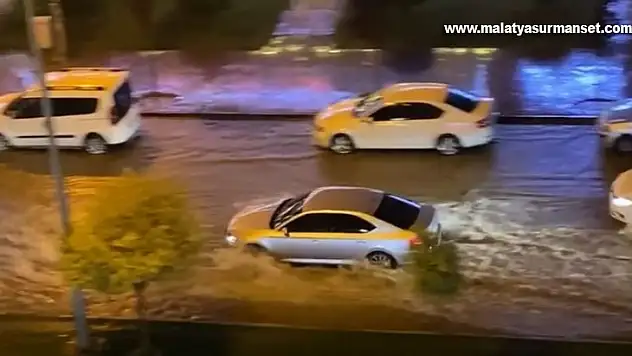 Gaziantep'te sağanak yağış hayatı felç etti
