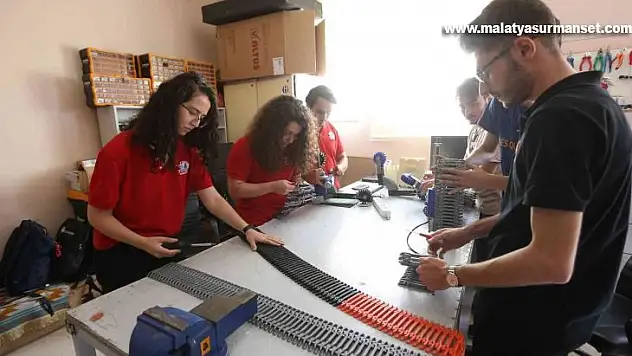 Gaziantep'te Teknofest'te yarışacak 26 takıma malzeme desteği