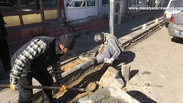 Gölbaşı Belediyesi kaldırımları onarıyor