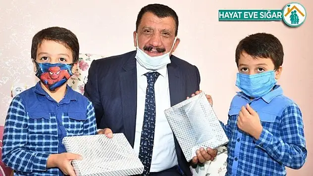 Gürkan'dan öğrencilere tablet sürprizi