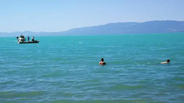 Serinlemek için girdiği gölde kayboldu