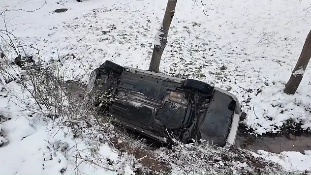 Hakimiyetini kaybeden otomobil dereye uçtu: 3 yaralı