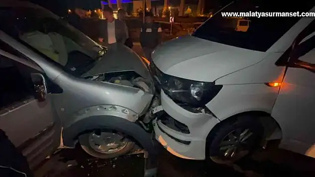 İki araç kafa kafaya çarpıştı: 3 yaralı