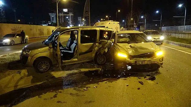 İki aracın kullanılamaz hale geldiği kazayı burunları bile kanamadan atlattılar