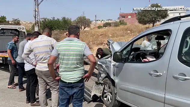 İki hafif ticari aracın çarpıştığı kazada 1 kişi öldü, 8 kişi yaralandı