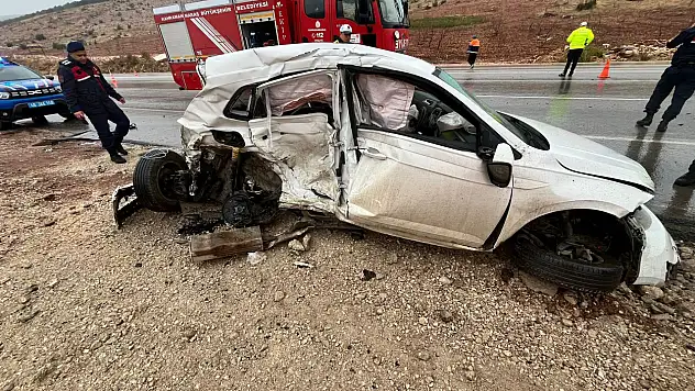 İki Otomobil Çarpıştı: 1 Ölü, 2 Ağır Yaralı
