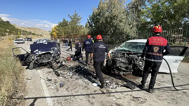 İki Otomobil Kafa Kafaya Çarpıştı 1 Ölü 1 Ağır Yaralı!