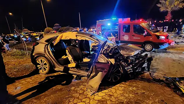 İki Otomobil Kafa Kafaya Çarpıştı, 3 Ağır Yaralı