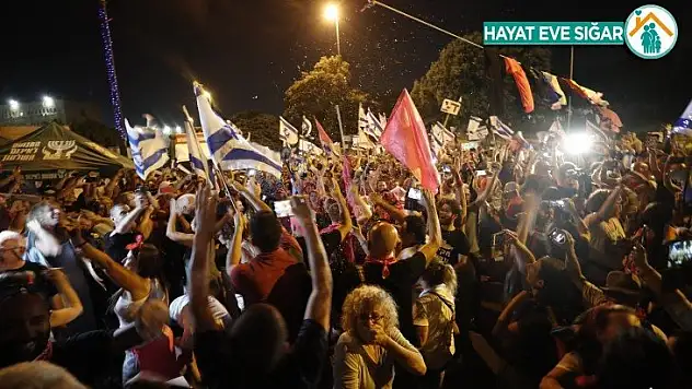 İsrail'de binlerce kişi Netanyahu'nun gidişini kutladı