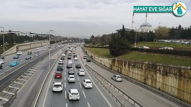 İstanbul'da cumartesi günü kısıtlamanın kalkmasıyla trafik yoğunluğu oluştu