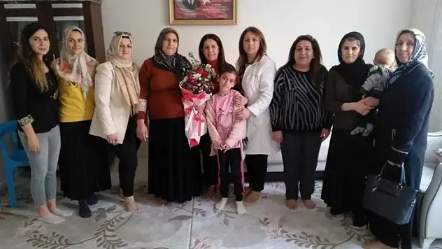 Kadınlar şehit annelerinin Kadınlar Günü'nü kutladı