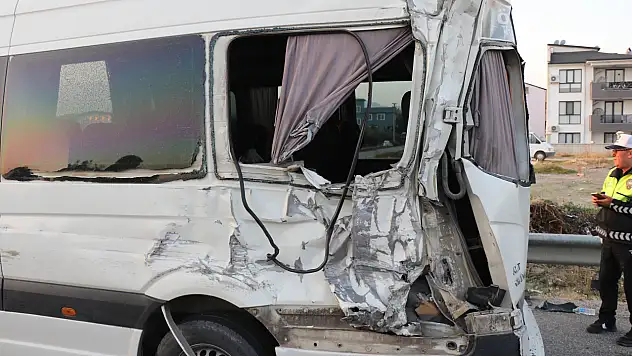 Kamyon emniyet şeridinde bekleyen işçi servisine çarptı 1 ölü