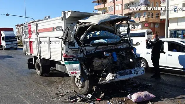 Kamyon, kırmızı ışıkta bekleyen tıra çarptı: 1 ölü