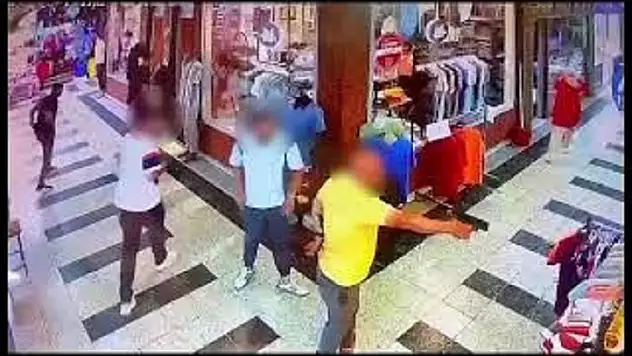 Kapalı Çarşısında Bir Mağaza Kurşunlandı.