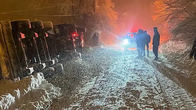 Karda kayan CNG tankeri devrildi