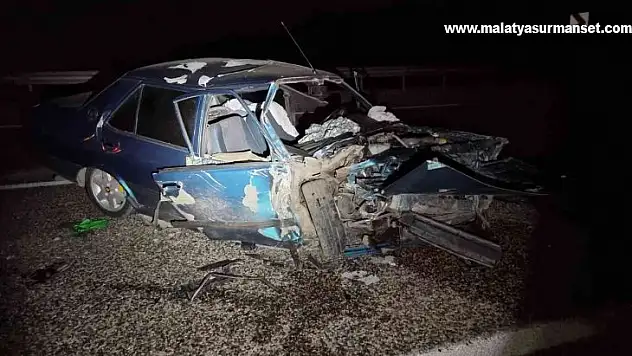 Karşı şeride geçen otomobille kafa kafaya çarpıştı: 3 yaralı