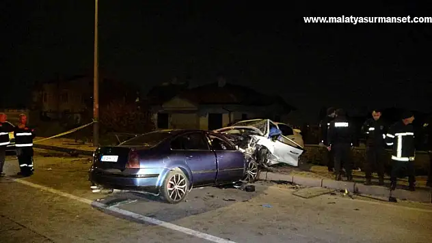iki otomobil kafa kafaya çarpıştı: 2 ölü, 6 yaralı