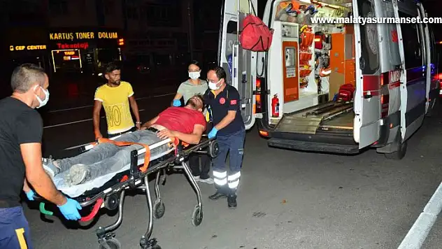 Kaza sonrası savrulan otomobil kaldırımda yürüyen yayaya çarptı: 2 yaralı