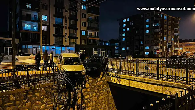 Kaza yapan otomobiller kanal kenarında asılı kaldı