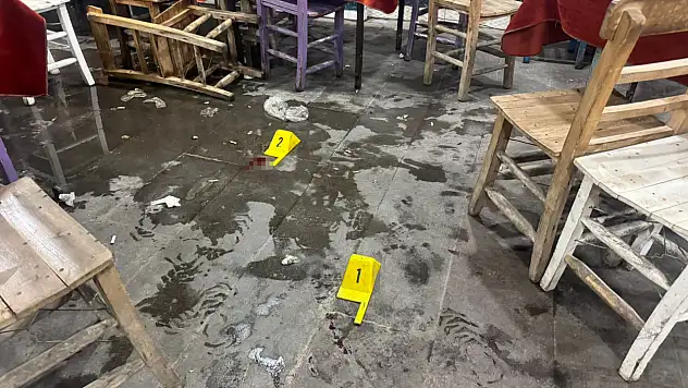 Kıraathanede bıçaklı saldırıya uğrayan amca ve yeğeni yaralandı