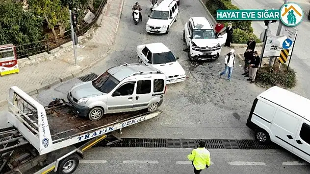 Kırmızı ışıkta 3 araçlı zincirleme kaza: 4 yaralı