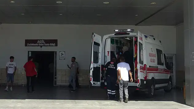 Kontrolden Çıkan Araç Aydınlatma Direğine Çarptı Sürücü Yaralandı