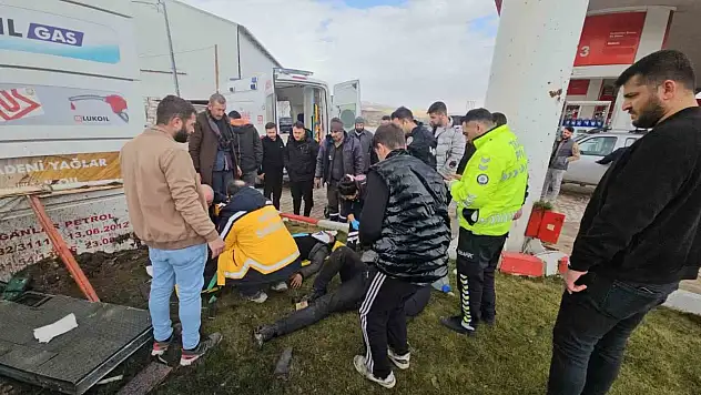 Kontrolden çıkan hafif ticari araç akaryakıt istasyonuna daldı: 2 yaralı