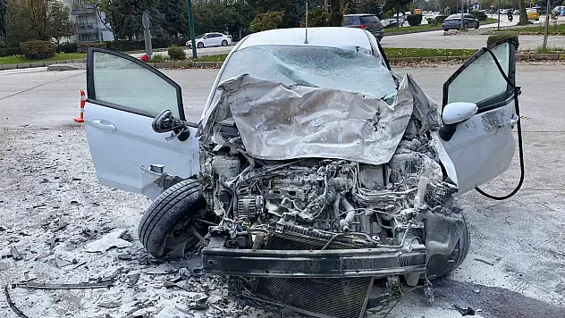 Kontrolden Çıkan Otomobil Kamyona Çarptı 1 Ölü