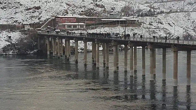 Köprü ayağına çarpan tekne battı:1 kayıp